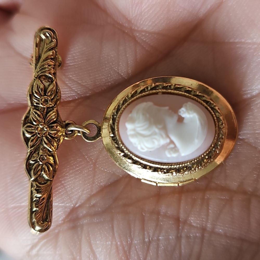 Elegant Vintage gold tone Cameo Locket Brooch Victorian in Style Vtg 1960s - Picture 1 of 6